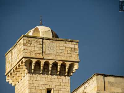 Sulla torre � inoltre inciso un cerchio in marmo con un simbolo musulmano: � la bismilah, formula che invoca il nome di Allah
